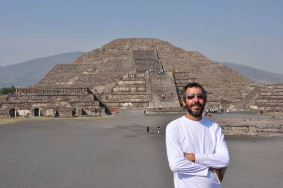 Chegando à magnífica Pirâmide da Lua, em Teotihuacán, ao norte da Cidade do México